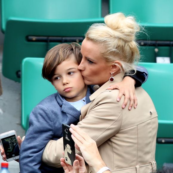 Veuillez flouter le visage des enfants avant publication - Elodie Gossuin avec son mari Bertrand Lacherie et leurs enfants Rose et Jules dans les tribunes des internationaux de France de Roland Garros à Paris le 4 juin 2016. © Moreau - Jacovides / Bestimage