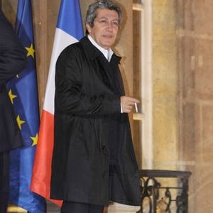 L'acteur et réalisateur français Alain Chabat quitte le Palais de l'Elysée à Paris, France, le 8 décembre 2009 après que l'humoriste et producteur français Dominique Farrugia ait été récompensé par le Président français. Photo by Mousse/ABACAPRESS.COM