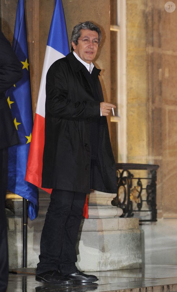 L'acteur et réalisateur français Alain Chabat quitte le Palais de l'Elysée à Paris, France, le 8 décembre 2009 après que l'humoriste et producteur français Dominique Farrugia ait été récompensé par le Président français. Photo by Mousse/ABACAPRESS.COM