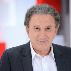 Dans un podcast diffusé sur Europe 1, Michel Drucker a révélé pourquoi il reçoit toujours des personnalités qu'il n'apprécie pas particulièrement

Exclusif - Michel Drucker - Enregistrement de l'émission "Vivement Dimanche prochain" présentée par M.Drucker et diffusée le 12 janvier 2020 sur France 2. Le 6 janvier 2020
© Guillaume Gaffiot / Bestimage