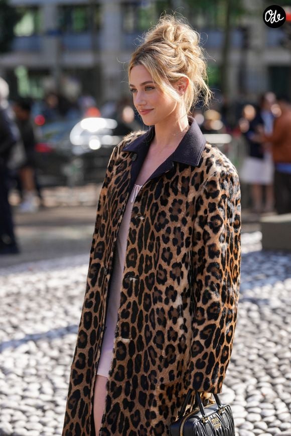 Un parterre impressionnant de célébrités s'est réuni pour découvrir la collection prêt-à-porter féminin.

Lili Reinhart au défilé Miu Miu prêt-à-porter Femme Printemps-Été 2027 lors de la Fashion Week de Paris, le 4 octobre 2026.

© Lucia Sabatelli / Bestimage