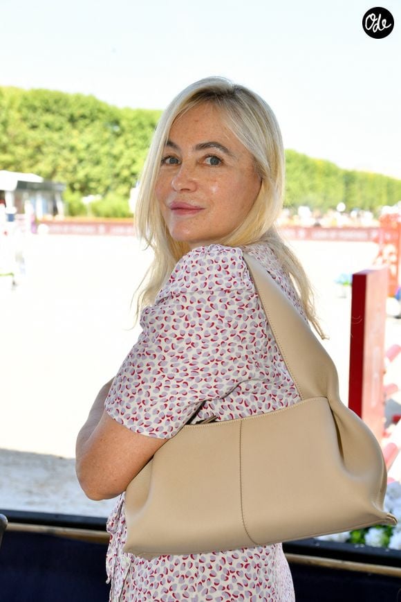 Lundi 24 aout 2026, Emmanuel Béart a partagé dans la story de son compte Instagram une photo du mariage de sa fille

Exclusif - Emmanuelle Béart dans l’espace VIP “le Pavillon Eiffel,” lors de la 12ème édition Longines Paris Eiffel Jumping au pied de la Tour Eiffel sur le Champ-de-Mars à Paris, France le 20 juin 2026
© Perusseau / Veeren / Bestimage