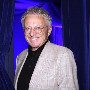 Une rumeur qui le fait beaucoup rire : "Je n'ai rien signé... Et puis j'ai peut-être passé l'âge d'être en période d'essai." 

Exclusif - Nelson Monfort - Soirée de gala du nouveau spectacle de la compagnie Gruss " 52ème création des Folies Gruss" à Paris le 6 novembre 2025. © Cédric Perrin/Bestimage