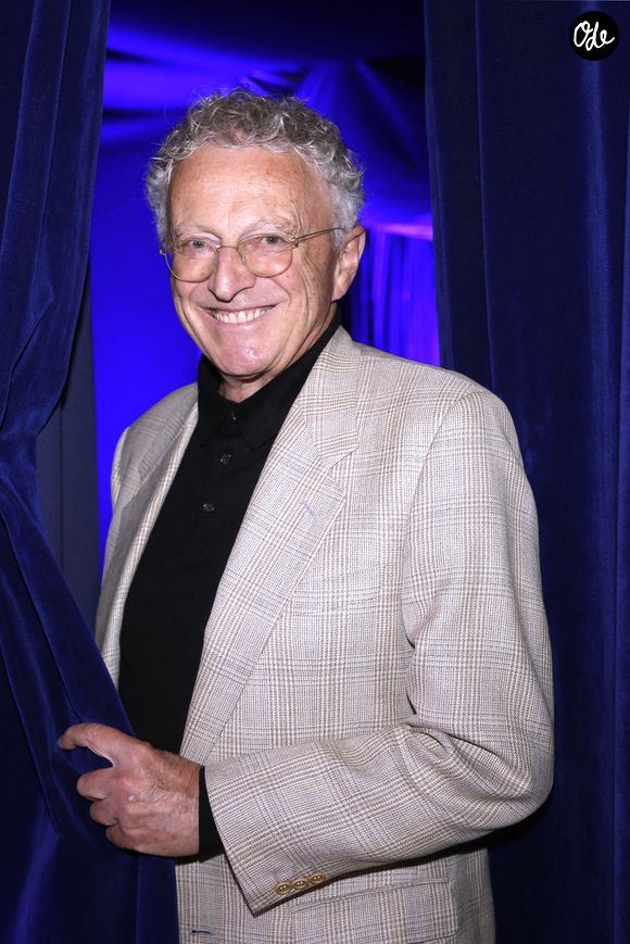 Une rumeur qui le fait beaucoup rire : "Je n'ai rien signé... Et puis j'ai peut-être passé l'âge d'être en période d'essai." 

Exclusif - Nelson Monfort - Soirée de gala du nouveau spectacle de la compagnie Gruss " 52ème création des Folies Gruss" à Paris le 6 novembre 2025. © Cédric Perrin/Bestimage