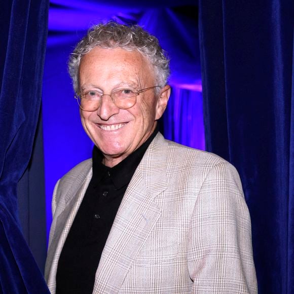 Une rumeur qui le fait beaucoup rire : "Je n'ai rien signé... Et puis j'ai peut-être passé l'âge d'être en période d'essai." 

Exclusif - Nelson Monfort - Soirée de gala du nouveau spectacle de la compagnie Gruss " 52ème création des Folies Gruss" à Paris le 6 novembre 2025. © Cédric Perrin/Bestimage