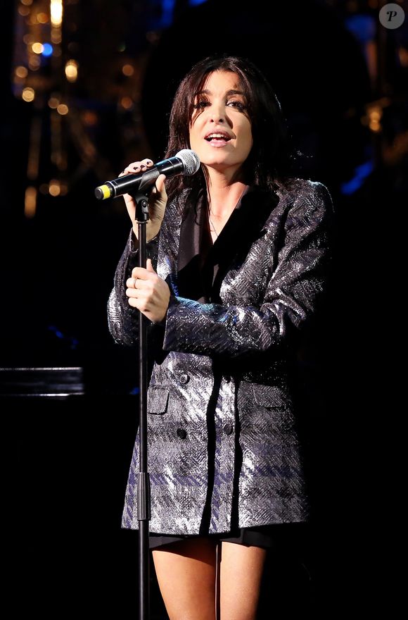 Jenifer Bartoli - Alain Chamfort a donné un concert exceptionnel au grand Rex sur le theme "Elles et Lui" a paris le 30 janvier 2013. Tout au long de la soirée il a enchaine des duos avec plusieurs jeunes chanteuses.
DOMINIQUE JACOVIDES / BESTIMAGE