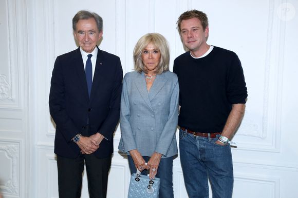 Bernard Arnault, Brigitte Macron et J.W. Anderson au Greeting du défilé Christian Dior Collection Femme Prêt-à-Porter Printemps/Eté 2026 lors de la Fashion Week de Paris (PFW), dans le Jardin des Tuileries, à Paris, France, le 1er octobre 2025. © Bertrand Rindoff/Bestimage