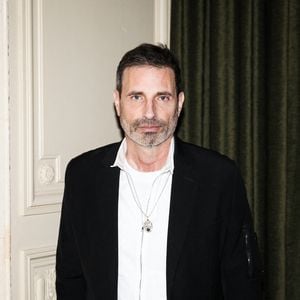 Le salon spacieux contient deux canapés gris, une table noire et une table de mixage.

Richard Orlinski au dîner Vogue100 x Zuhair Murad après la Fashion Week de Paris (PFW), France, le 13 mars 2026. © Romain Guédé/BFA.com/Backgrid/Bestimage