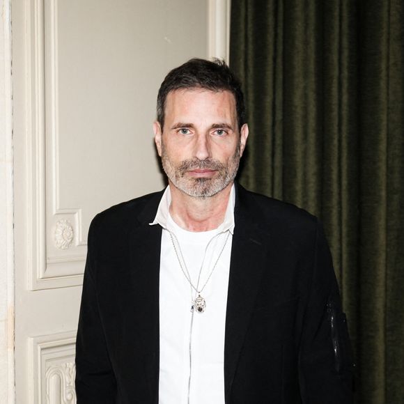 Le salon spacieux contient deux canapés gris, une table noire et une table de mixage.

Richard Orlinski au dîner Vogue100 x Zuhair Murad après la Fashion Week de Paris (PFW), France, le 13 mars 2026. © Romain Guédé/BFA.com/Backgrid/Bestimage