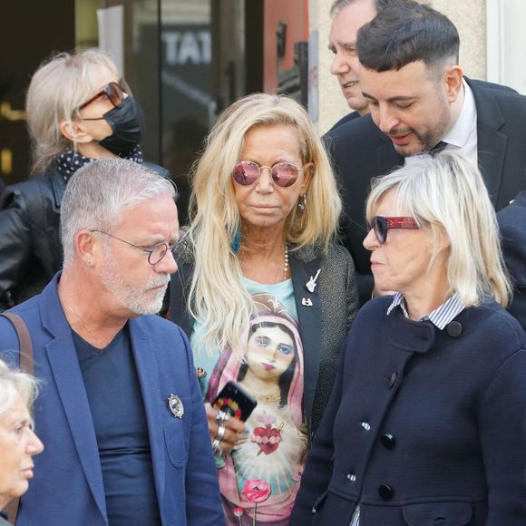 Chantal Ladesou et son mari Michel Ansault, Fiona Gélin (de son vrai nom Bénédicte Gélin) - Obsèques de Marthe Mercadier (Marthe Mercadié-Meyrat) en l'église Sainte Hélène à Paris, France, le 21 septembre 2021. © 2021 Christophe Clovis/Bestimage