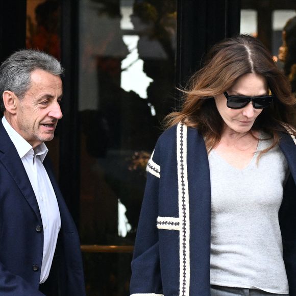Nicolas Sarkozy et sa femme Carla Bruni - La famille Sarkozy réunie au restaurant du "Four Seasons Hôtel George V" pour l'anniversaire de Giulia Sarkozy (14 ans) à Paris, France, le 19 octobre 2025. Nicolas profite au maximum de ses derniers jours de liberté avant son incarcération à la prison de la Santé mardi 21 octobre. © Bestimage