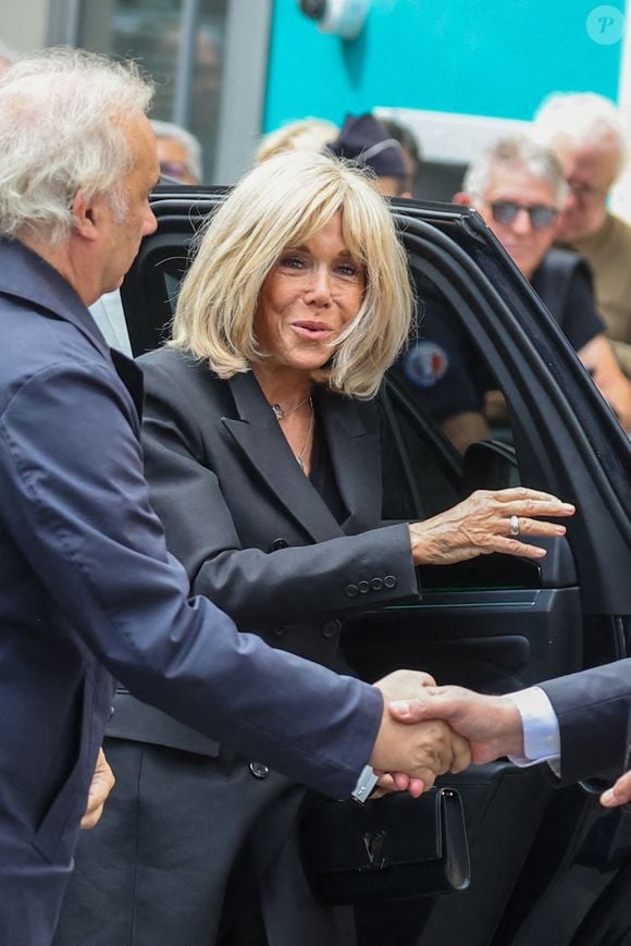 Brigitte Macron - Arrivées aux obsèques de Thierry Ardisson en l’église Saint-Roch de Paris, France, le 17 juillet 2025. © Clovis-Jacovides/Bestimage