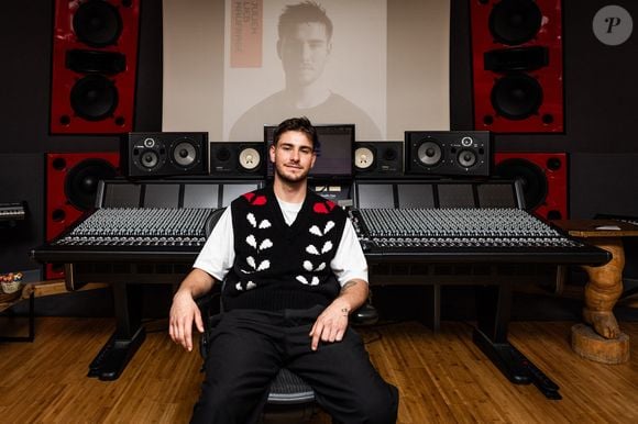 Exclusif - Julien Lieb (Star Academy 2023) lors d'une rencontre et écoute de son nouvel album avec des fans aux Studios de la Seine à Paris le 19 septembre 2025.
© Julien Sarkissian / Bestimage