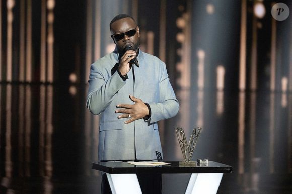 Maitre Gims célèbre après avoir reçu le prix de l'artiste masculin de l'année lors de la 40ème édition des Victoires de la Musique à La Seine Musicale le 14 février 2025 à Boulogne-Billancourt, France. Photo by David NIVIERE/ABACAPRESS.COM