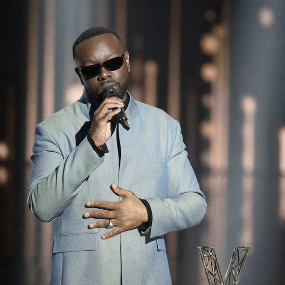 Maitre Gims célèbre après avoir reçu le prix de l'artiste masculin de l'année lors de la 40ème édition des Victoires de la Musique à La Seine Musicale le 14 février 2025 à Boulogne-Billancourt, France. Photo by David NIVIERE/ABACAPRESS.COM