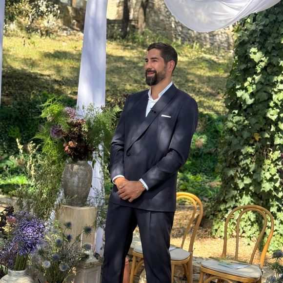 Les mariés ont célébré leur union dans un domaine à l'ambiance bohème, entourés de leurs proches.

Nikola Karabatic partage de belles photos de son mariage avec Géraldine.