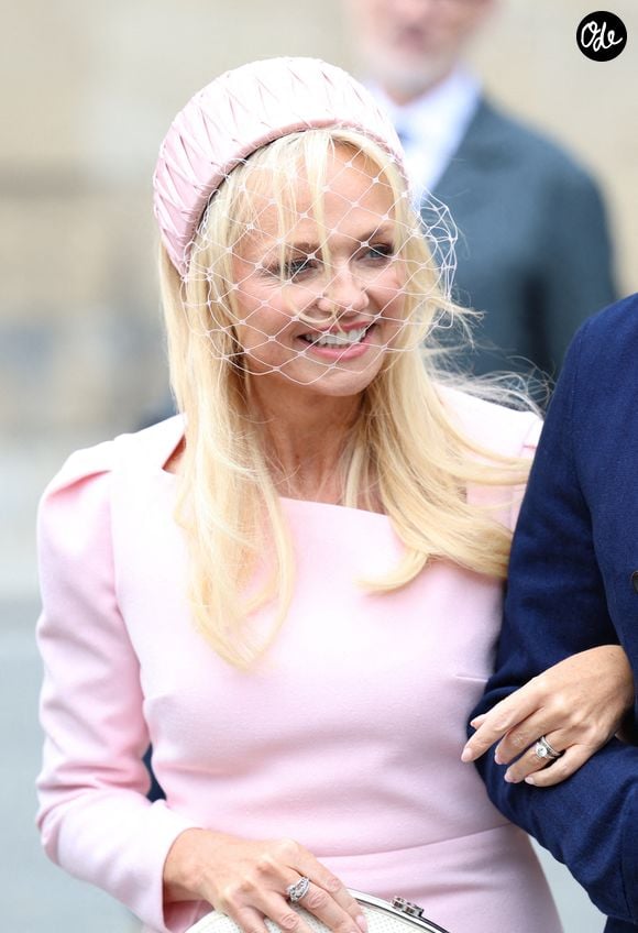 Emma Bunton quitte les lieux après le mariage de Melanie Brown, alias Mel B, des Spice Girls, avec son fiancé, le coiffeur Rory McPhee, à la cathédrale Saint-Paul de Londres le samedi 5 juillet 2025. Crédit photo : Toby Shepheard/PA Wire