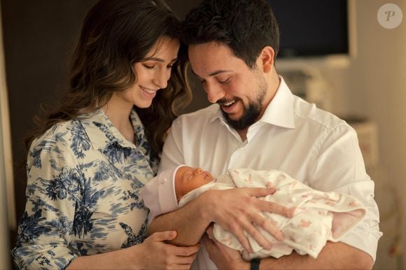 La princesse et son époux sont les parents de deux petites filles.

Le prince héritier de Jordanie, Hussein (ou Al Hussain), tient sa fille nouveau-née, la princesse Iman, avec son épouse, la princesse Rajwa, alors qu'ils quittent l'hôpital King Hussein Medical Centre, à Amman, en Jordanie, le 7 août 2024, quelques jours après la naissance de leur premier enfant. © Royal Palace via Balkis Press/ABACAPRESS.COM