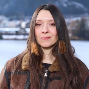 Guitariste et compositeur, Raoul a notamment formé le groupe Minuit avec sa sœur Simone, tandis que leur sœur aînée Ginger Romàn s’est tournée vers la comédie.

Exclusif - Rendez-vous avec Simone Ringer, fille de Catherine Ringer, au bord du lac lors de la 33ème édition du festival international du film fantastique de Gérardmer le 31 janvier 2026. 

© Denis Guignebourg/Bestimage