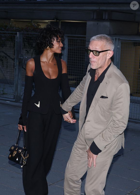 L'acteur avait misé sur un costume taupe, tandis que Narah Baptista avait opté pour un total look noir chic et sportif.

Vincent Cassel et Narah Baptista au défilé Schiaparelli Collection Femme Prêt-à-Porter Printemps/Eté 2026 lors de la Fashion Week à Paris, le 2 Octobre 2025. 

Photo : Denis Guignebourg / Bestimage