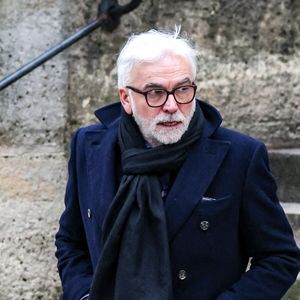 Ce samedi 16 août, son séjour en Corse a pris une tournure plus solennelle...

Pascal Praud - Sortie des obsèques de C.Laborde  en l’église Saint-Roch à Paris, le 6 février 2025. 
© Jacovides - Moreau / Bestimage