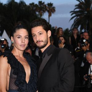Pierre Niney et sa femme Natasha Andrews à la montée des marches du film "Mascarade" lors du 75ème Festival International du Film de Cannes, France, le 27 mai 2022. © Rachid Bellak/Bestimage