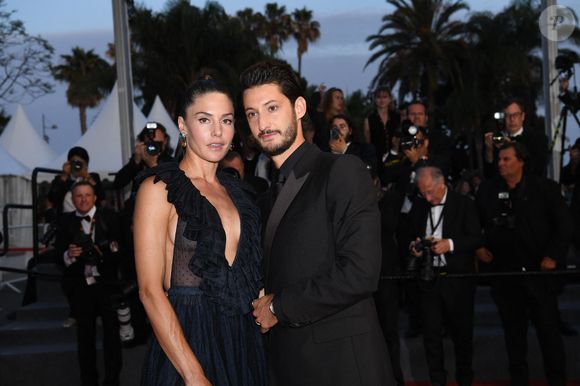 Pierre Niney et sa femme Natasha Andrews à la montée des marches du film "Mascarade" lors du 75ème Festival International du Film de Cannes, France, le 27 mai 2022. © Rachid Bellak/Bestimage