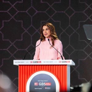 Une maison de maroquinerie de luxe créée par Tine Collard

La reine Rania de Jordanie visite l'école d'artisanat Chanakya à Mumbai dans le cadre de sa visite en Inde, le 13 février 2026. Dana Press / Bestimage