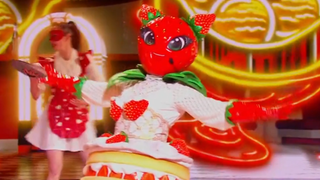 Le Fraisier (Mask Singer 2025) trouvé par l'un des quatre enquêteurs, il vient de se démasquer...Et c'est un grand champion !