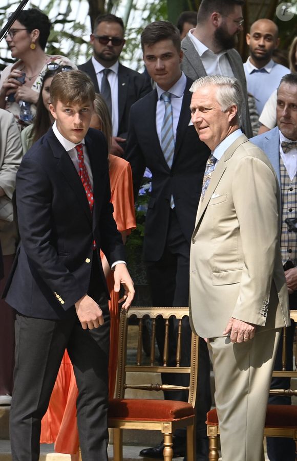 Le prince Emmanuel de Belgique et son père le roi Philippe de Belgique - Garden Party du 10ème anniversaire de règne du roi Philippe de Belgique au domaine Royal de Laeken à Bruxelles (Belgique), le 13 mai 2023. Photonews / Bestimage