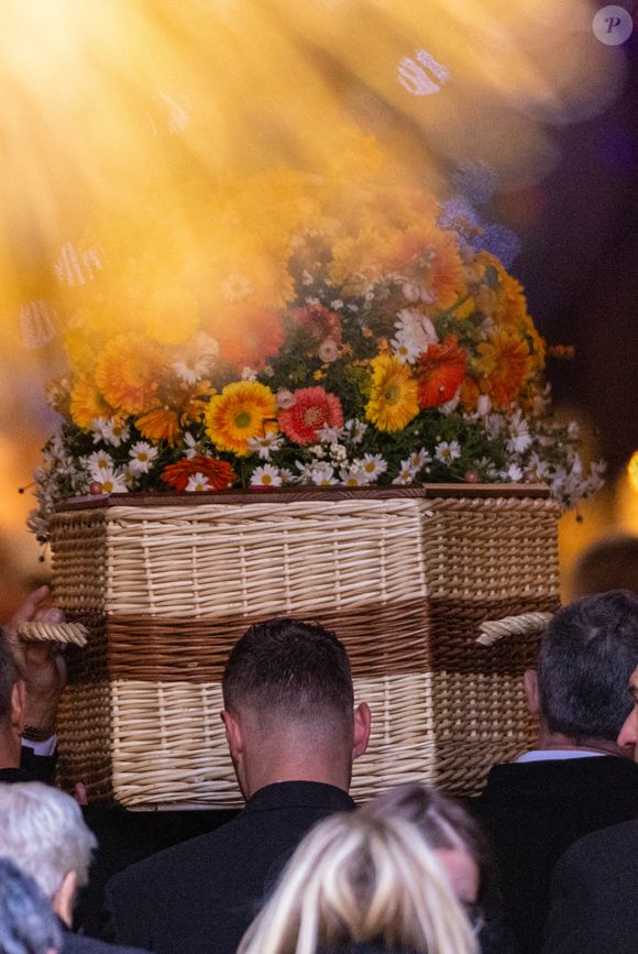 Arrivée du cercueil - Arrivées aux obsèques de Brigitte Bardot en l'église Paroissiale Notre-Dame-de-l'Assomption de Saint-Tropez, France, le 7 janvier 2026.  Brigitte Bardot, figure emblématique du cinéma français et icône internationale, est décédée le 28 décembre 2025 à l'âge de 91 ans dans sa mythique propriété de La Madrague, à Saint-Tropez (France). 
© Jacovides-Moreau/Bestimage