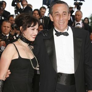 "Thierry Ardisson et son épouse arrivent à la cérémonie de clôture du 60e Festival international du film de Cannes et à la projection de gala du film du réalisateur canadien Denys Arcand ""L'Age des Tenebres"" (L'Age de l'Ignorance) au Palais des Festivals à Cannes, dans le sud de la France, le 27 mai 2007. Photo by Hahn-Nebinger-Orban/ABACAPRESS.COM"