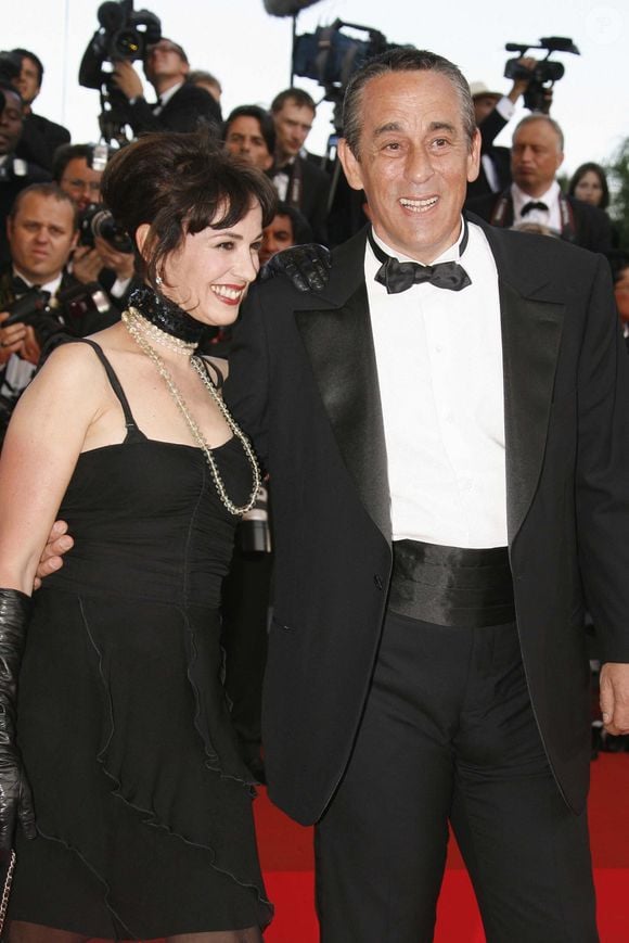"Thierry Ardisson et son épouse arrivent à la cérémonie de clôture du 60e Festival international du film de Cannes et à la projection de gala du film du réalisateur canadien Denys Arcand ""L'Age des Tenebres"" (L'Age de l'Ignorance) au Palais des Festivals à Cannes, dans le sud de la France, le 27 mai 2007. Photo by Hahn-Nebinger-Orban/ABACAPRESS.COM"