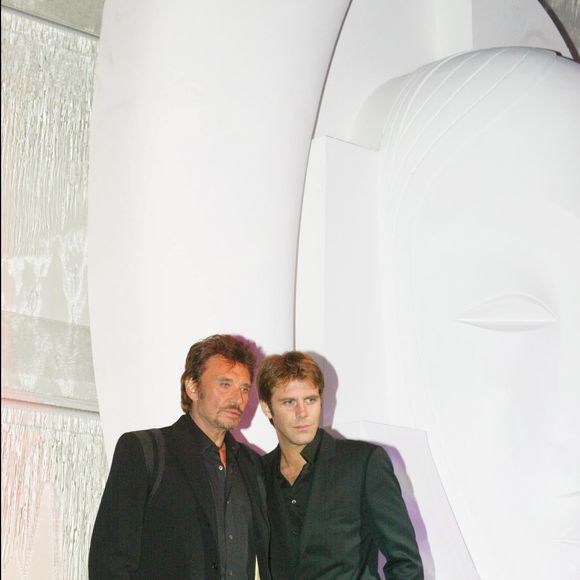 Johnny Hallyday et Emmanuel-Philibert de Savoie lors de l'inauguration du club Amnesia le 1er octobre 2003 AGENCE / BESTIMAGE