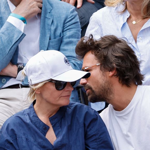 Bertrand Chameroy et Anne-Elisabeth Lemoine en tribunes lors des Internationaux de France de Tennis de Roland Garros 2025, à Paris, France, le 7 juin 2025. © Cyril Moreau/Bestimage