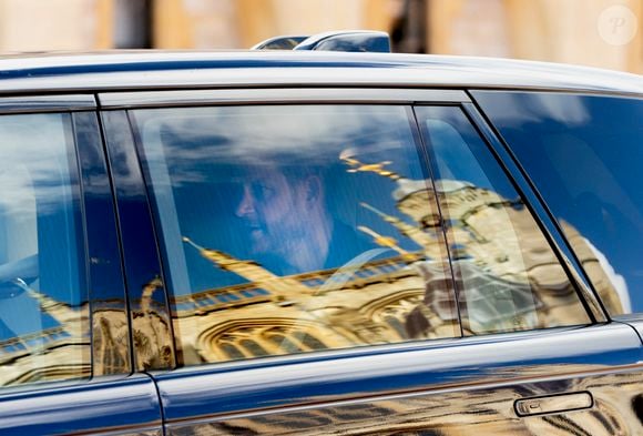 Il a sauté dans un Range Rover pour se rendre à Windsor rapporte "The Sun"

Le prince Harry a rendu hommage à Sa Majesté la Reine dès son arrivée à l'aéroport d'Heathrow, à Londres. Il s'est rendu directement à la chapelle Saint-Georges du château de Windsor, où il a déposé une gerbe et des fleurs pour marquer le troisième anniversaire du décès de sa défunte grand-mère.. GOFF  / BESTIMAGE