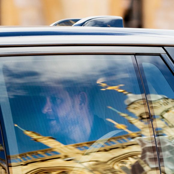 Il a sauté dans un Range Rover pour se rendre à Windsor rapporte "The Sun"

Le prince Harry a rendu hommage à Sa Majesté la Reine dès son arrivée à l'aéroport d'Heathrow, à Londres. Il s'est rendu directement à la chapelle Saint-Georges du château de Windsor, où il a déposé une gerbe et des fleurs pour marquer le troisième anniversaire du décès de sa défunte grand-mère.. GOFF  / BESTIMAGE