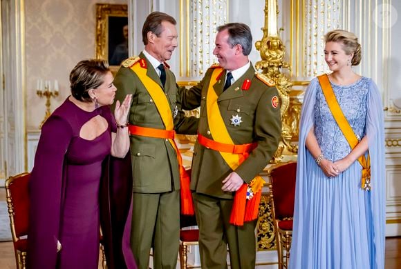 Les petits plats ont été mis dans les grands pour cette soirée.

Grand-Duc Henri (Le grand-duc Henri de Luxembourg), Grande Duchesse Maria Teresa (La grande-duchesse Maria Teresa de Luxembourg), Grand-duc Guillaume (Le prince Guillaume, grand-duc héritier de Luxembourg), Stéphanie de Luxembourg (La comtesse Stéphanie de Lannoy, grande-duchesse héritière de Luxembourg), cérémonie d'adieu au Palais grand-ducal dans le cadre des célébrations marquant le changement de trône à Luxembourg, jour 1 à Luxembourg-Ville, Luxembourg, 3 octobre 2025. Photo by Dana Press / Bestimage