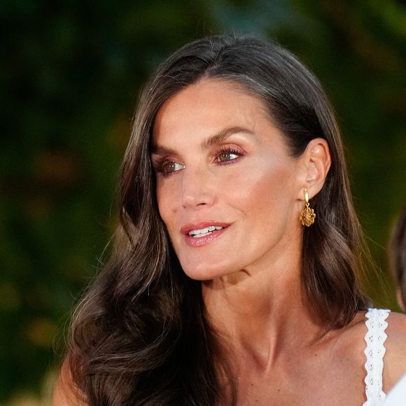 Le roi Felipe VI et la reine Letizia d’Espagne, avec leurs filles la princesse Leonor et l'infante Sofia d'Espagne et la reine Sofia lors de la réception d'été annuelle au palais de Marivent à Majorque, le 4 août 2025. LALO YASKY / BESTIMAGE