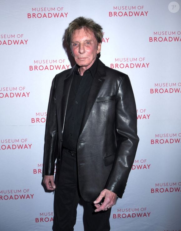 Et a dû subir une intervention qui lui demande du repos.

Barry Manilow assiste à l'inauguration de la vitrine du Musée de Broadway inspirée par Harmony au Musée de Broadway à New York, le 18 avril 2024. (Image de crédit : © Photo Image Press via ZUMA Press Wire)