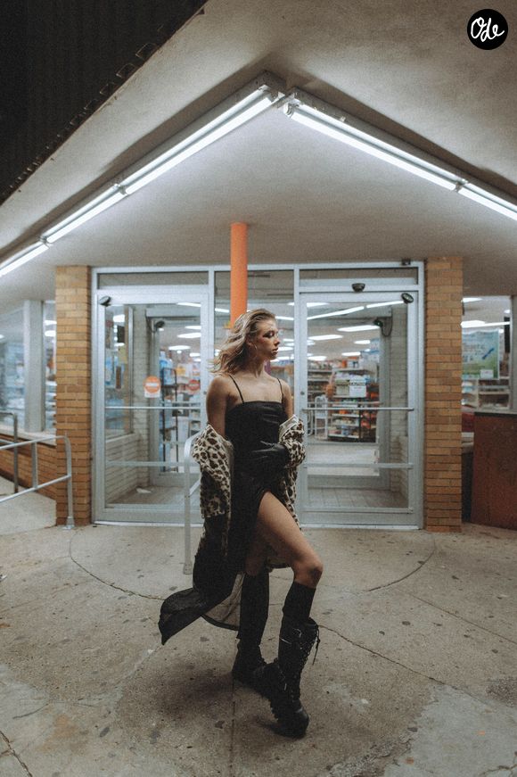 Des podiums aux défilés de street style, les créateurs réinventent cette pièce forte et intemporelle.
