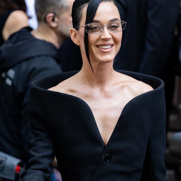 et Katy Perry. Une démesure festive dont le coût total aurait frôlé les 700 millions d’euros.

Katy Perry - Arrivées au défilé Balenciaga Collection Haute Couture Automne/Hiver 2025-2026 lors de la Fashion Week de Paris (PFW), à Paris, France, le 9 juillet 2025. © Thibault Duboucher/Bestimage