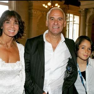Et d'imaginer ce qu'elle serait devenue : "Je pense que tu te serais dressée contre ce monde souvent rude, inhumain en perte de sens"
 
Michel et Stéphanie Fugain lors du mariage de Mimie Mathy et Benoist Gérard à la mairie de Neuilly.

© BORDE-GUIREC / BESTIMAGE