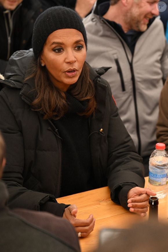 L'animatrice de l'émission "L'amour est dans le pré", Karine Le Marchand, a amené près de 200 croissants aux agriculteurs sur un barrage sur l'autoroute A4 aux portes de Paris, pour leur affirmer son soutien. Le 29 janvier 2024
© Pierre Perusseau - Jeremy Melloul / Bestimage