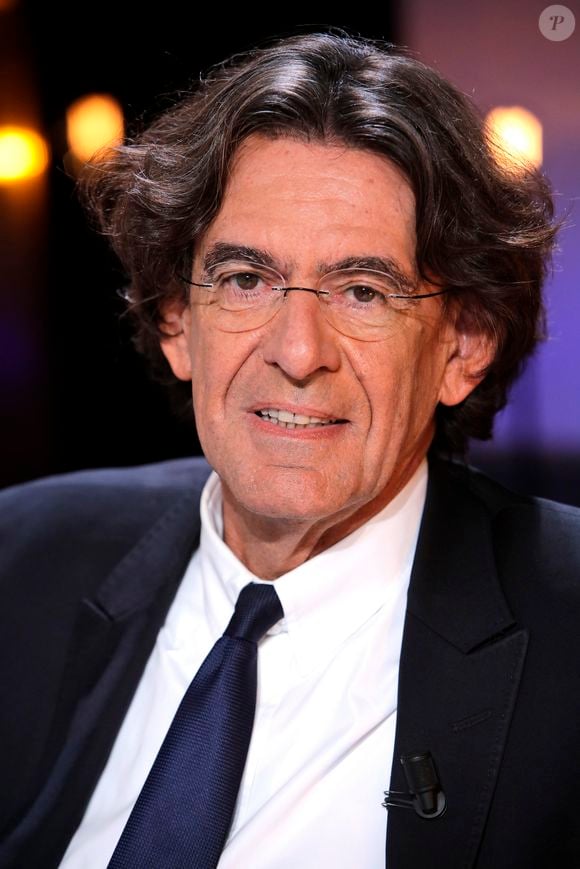 Luc Ferry - Portraits de personnalités à Paris le 10 novembre 2016. ©JLPPA/Bestimage