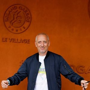 Gad Elmaleh au village lors des Internationaux de France de Tennis de Roland Garros 2025, à Paris, France, le 8 juin 2025. © Cyril Moreau/Bestimage