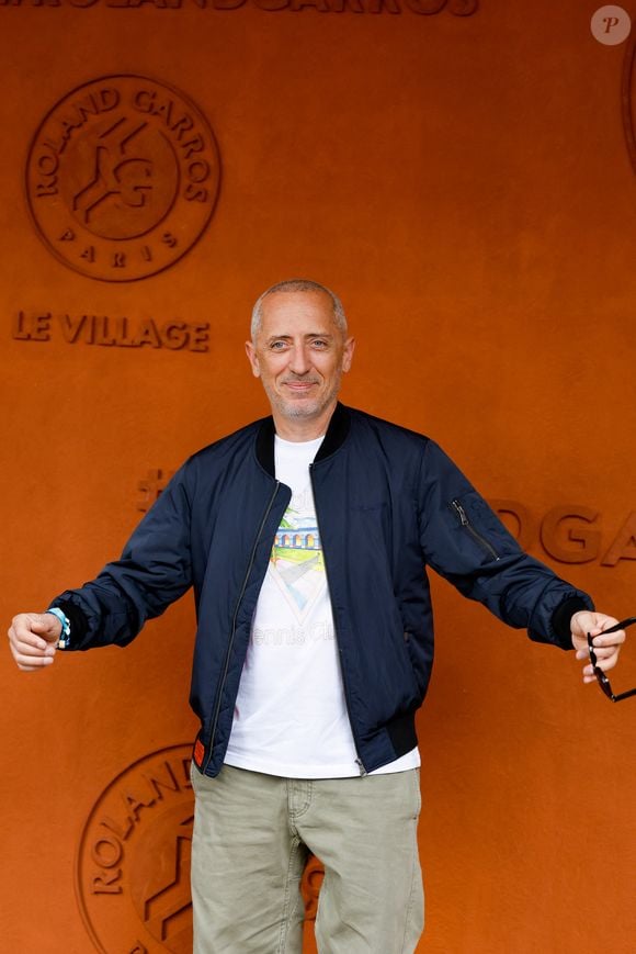 Gad Elmaleh au village lors des Internationaux de France de Tennis de Roland Garros 2025, à Paris, France, le 8 juin 2025. © Cyril Moreau/Bestimage