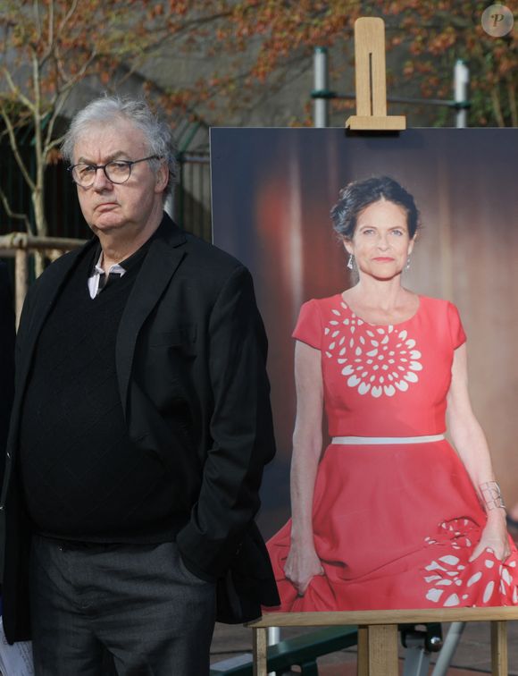 Exclusif - Dominique Besnehard lors de la cérémonie de dénomination d’un jardin en hommage à Charlotte Valandrey, au 17 rue Hector Malot dans le XIlème arrondissement de Paris, France, le 4 avril 2025. © Coadic Guirec/Bestimage