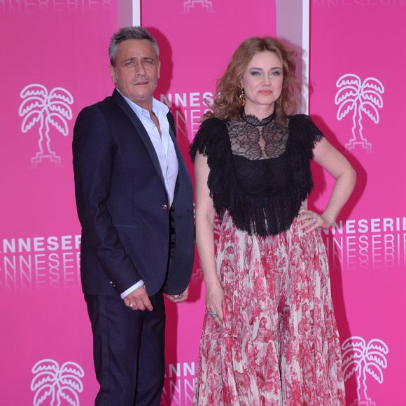 Jean-Michel Tinivelli et Marine Delterme de la série "Alice Nevers" au photocall du deuxième jour de la 2ème édition du "Canneseries" au palais des Festivals à Cannes, France, le 6 avril 2019. © Rachid Bellak/Bestimage