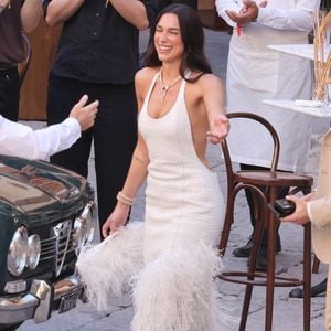La pièce Chanel est dotée d'une traîne de deux-mètres et soulignée de 25 000 plumes

La chanteuse Dua Lipa et l'acteur Callum Turner ont été photographiés avant leur réception de mariage sur la Piazza Croce Dei Vespri à Palerme, en Italie, le 5 juin 2026. Photo : Snapix/ABACAPRESS.COM